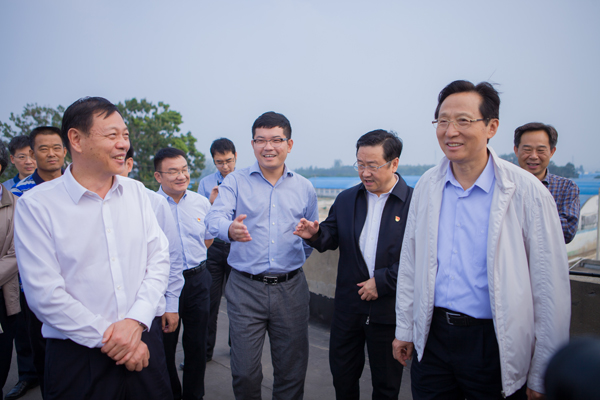 前農(nóng)業(yè)農(nóng)村部部長(zhǎng)韓長(zhǎng)賦視察銀發(fā)牧業(yè)